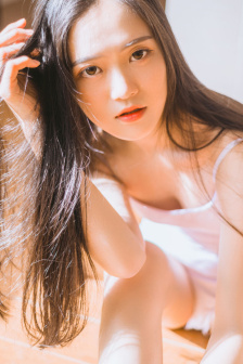 女性正面完整的身体结构